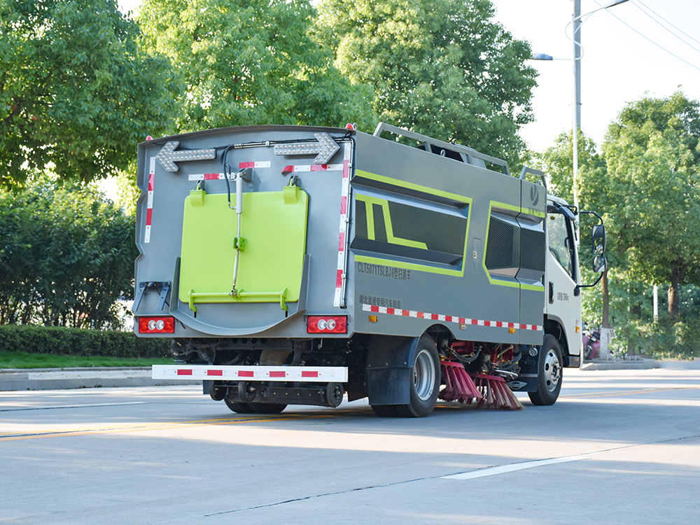 CLT5071TSLBJ6型扫路车